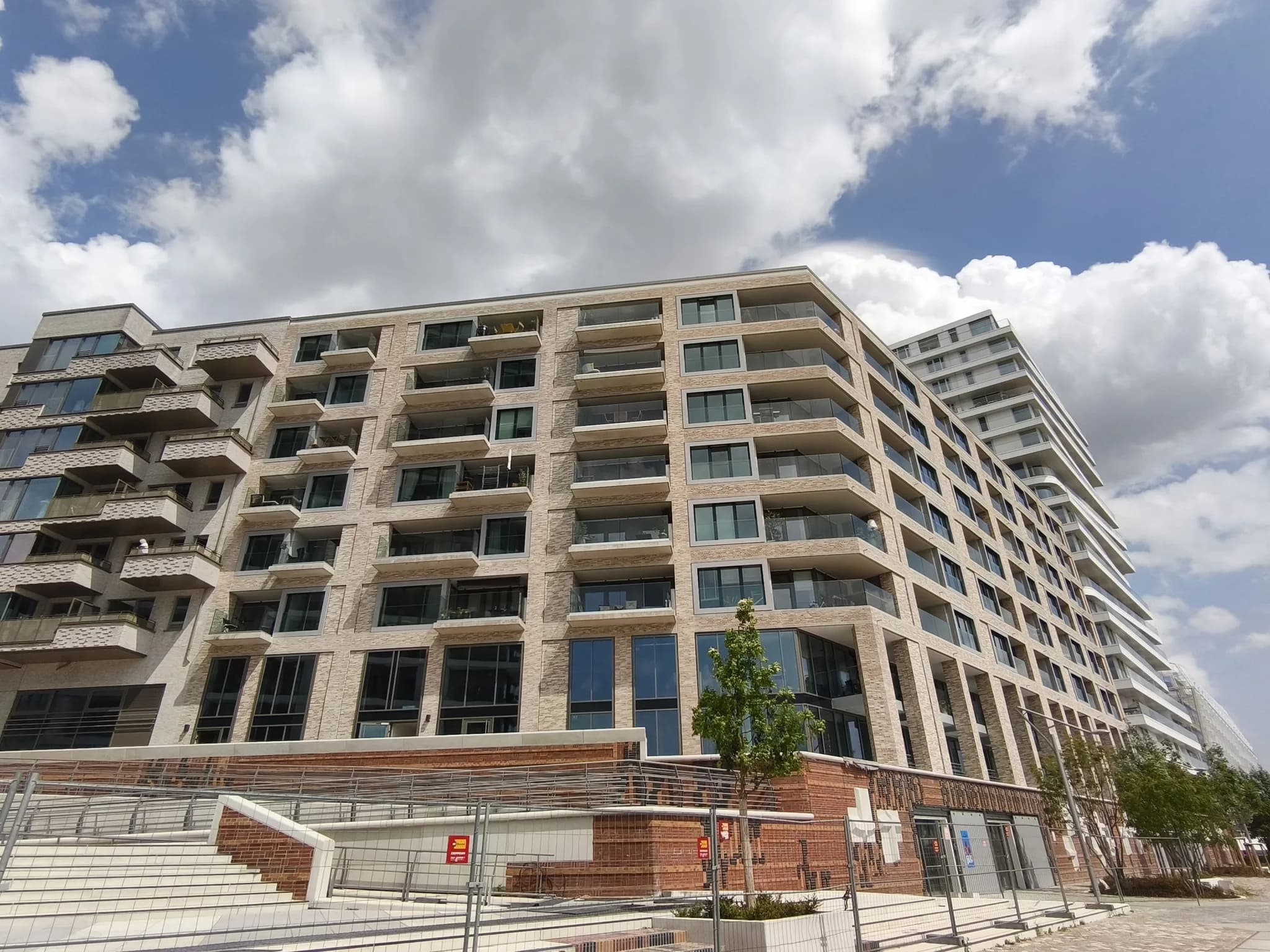 Moderne Wohnfassade mit Fenstern in Hamburg